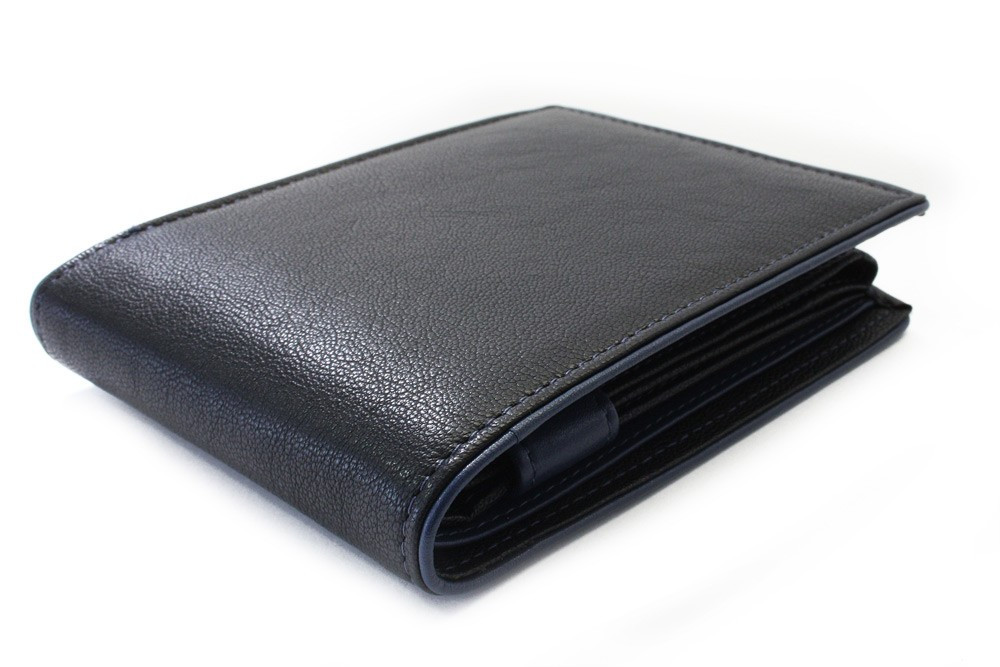 Černá pánská kožená peněženka s tmavě modrou zápinkou Marston