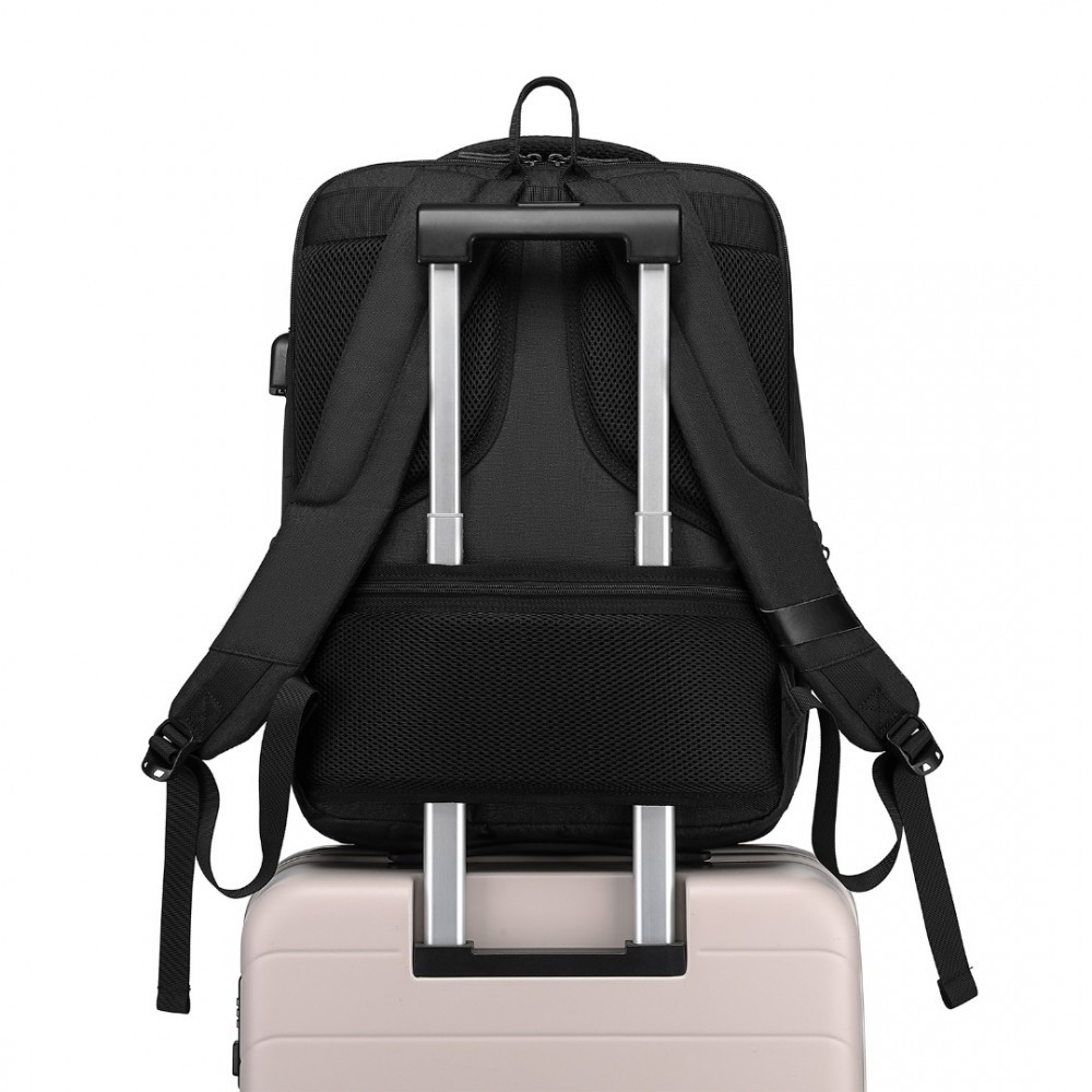 Černý moderní vícekomorový batoh s USB portem Rousskin