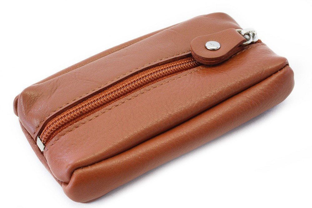 Hnědá kožená klíčenka se zipovou kapsou Lana