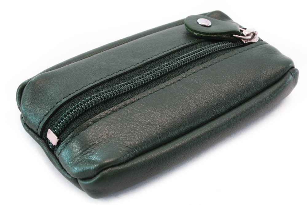 Tmavě zelená kožená klíčenka se zipovou kapsou Lana