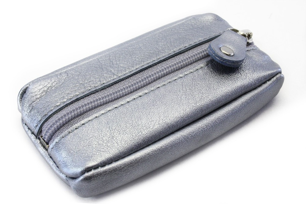 Tmavě stříbrná kožená klíčenka se zipovou kapsou Lana