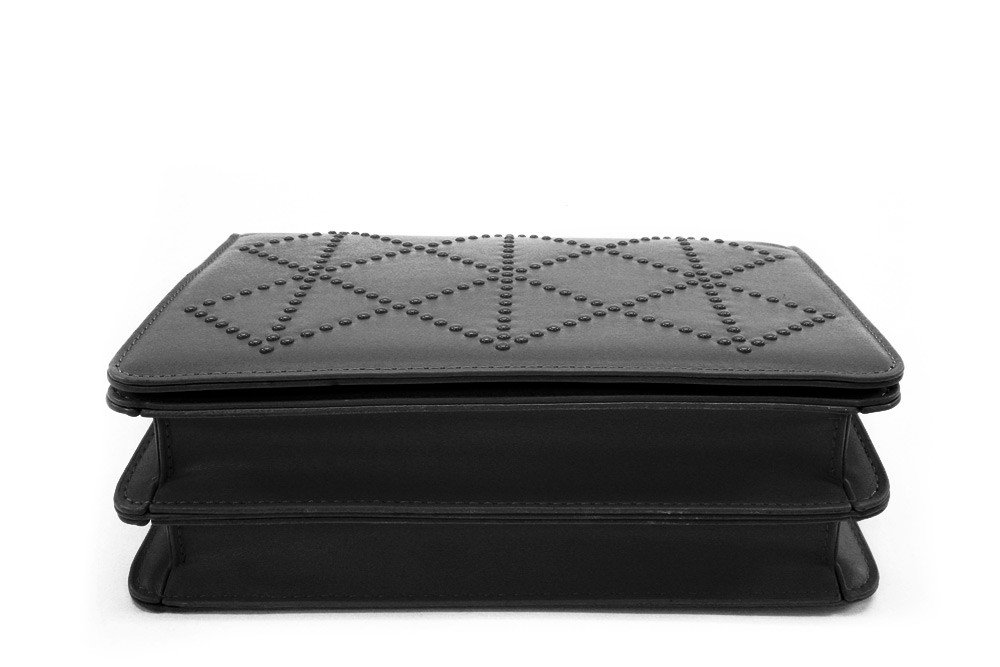 Černá dámská crossbody kabelka s ozdobnou klopnou Dobea