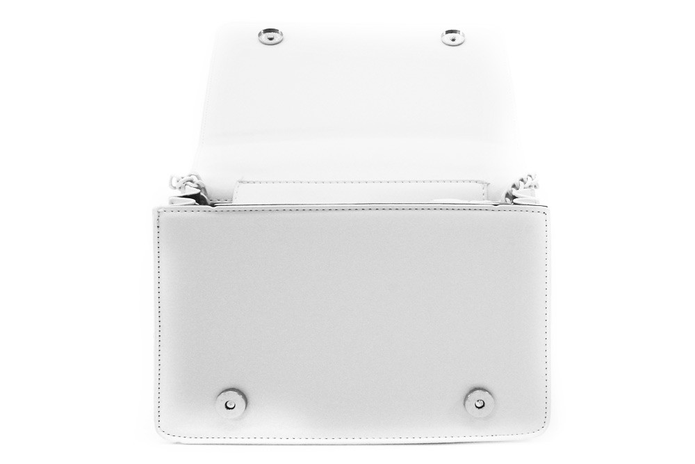 Bílá dámská crossbody kabelka s ozdobnou klopnou Dobea