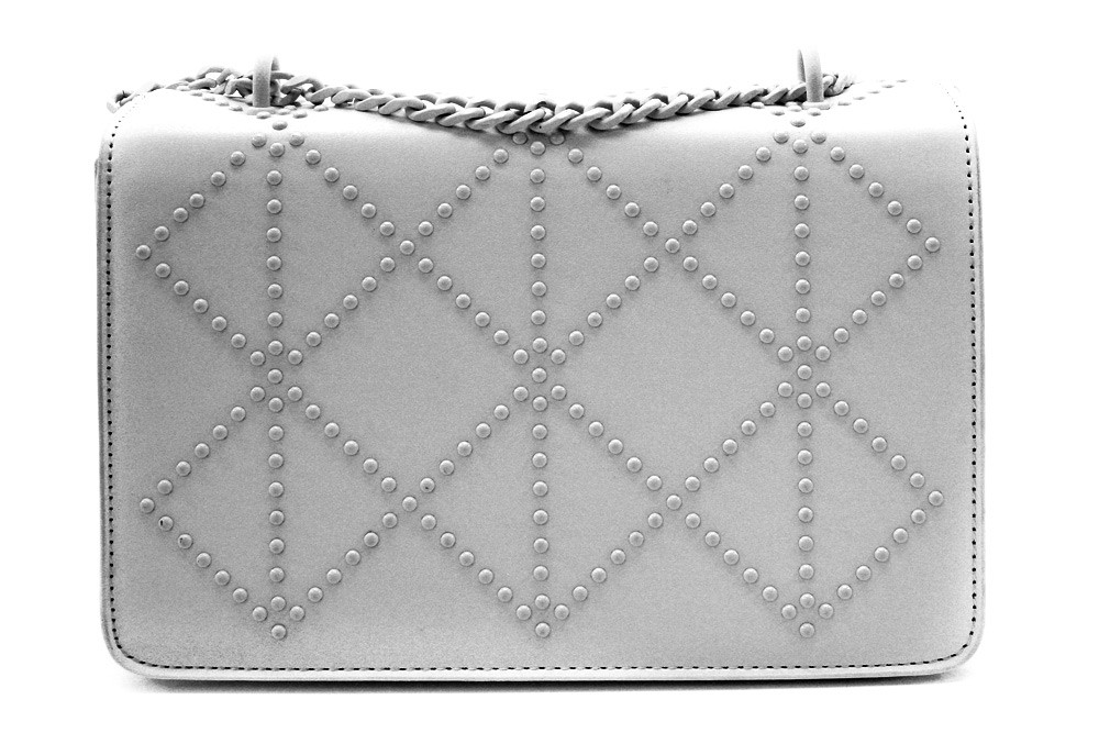 Stříbrná dámská crossbody kabelka s ozdobnou klopnou Dobea