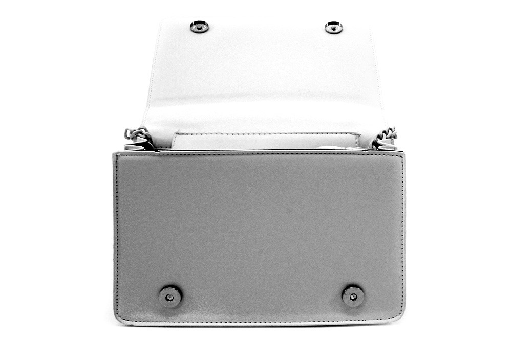 Stříbrná dámská crossbody kabelka s ozdobnou klopnou Dobea