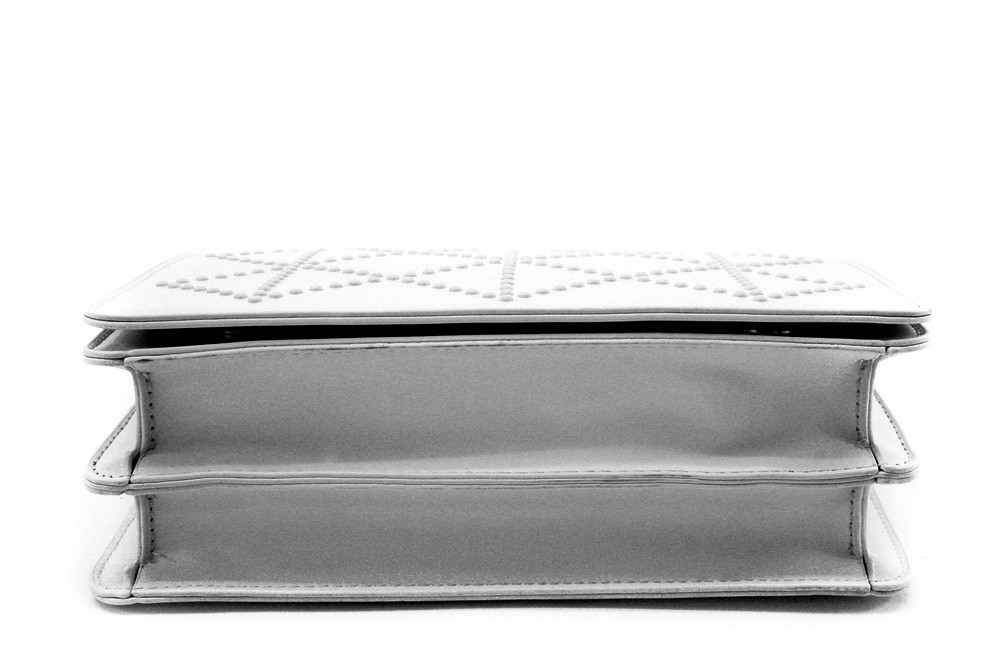 Stříbrná dámská crossbody kabelka s ozdobnou klopnou Dobea