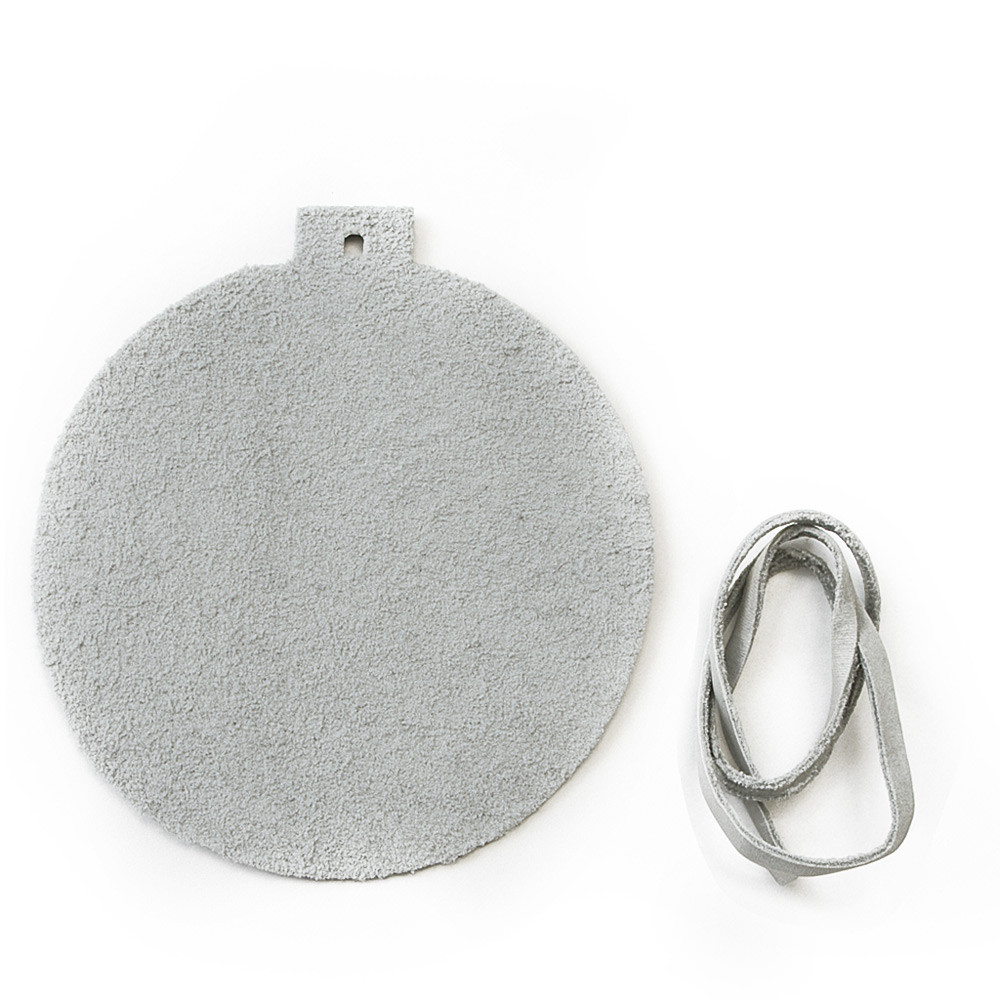 Světle šedá vánoční ozdoba baňka Inoue