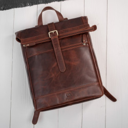 Hnědý kožený batoh na notebook s klopou Wynand