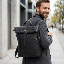 Černý kožený batoh na notebook s klopou Wynand