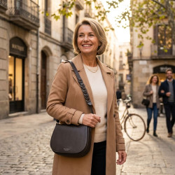 Tmavě hnědá dámská crossbody kožená kabelka Pernille