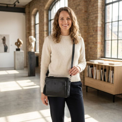 Černá dámská kožená crossbody kabelka se stříbrným kováním Jacomina